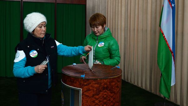 Женщины голосуют на избирательном участке во время выборов президента Узбекистана - Sputnik Грузия