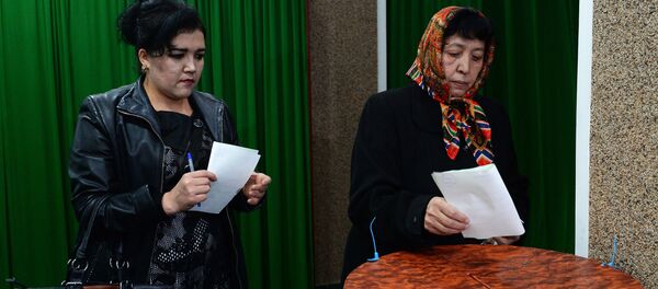 Женщины голосуют на избирательном участке в Ташкенте во время выборов президента Узбекистана - Sputnik Грузия