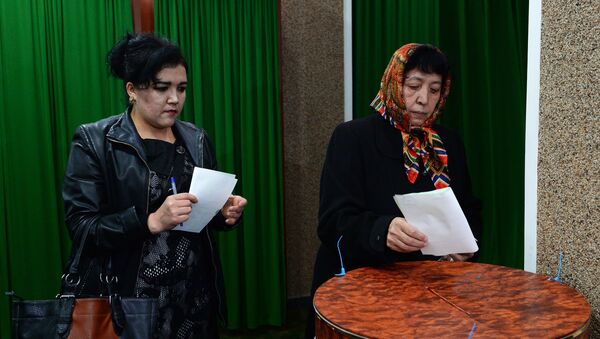 Женщины голосуют на избирательном участке в Ташкенте во время выборов президента Узбекистана - Sputnik Грузия