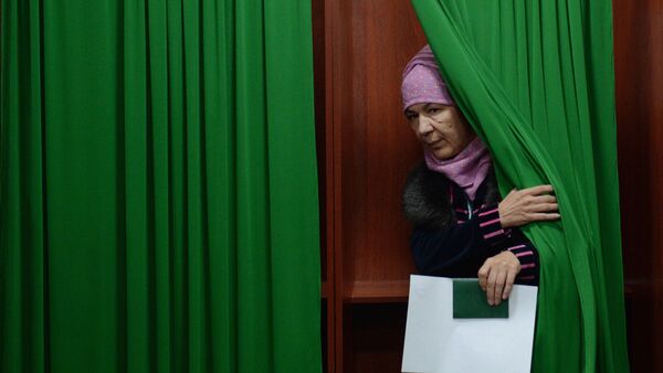 Женщина голосует на избирательном участке в Ташкенте во время выборов президента Узбекистана - Sputnik Грузия