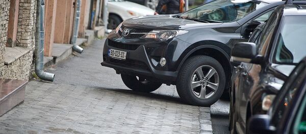 Машина, припаркованная на тротуаре с нарушением правил Машина, припаркованная на тротуаре с нарушением правил - Sputnik Грузия