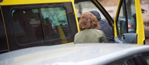 Люди садятся в маршрутное такси - Sputnik Грузия