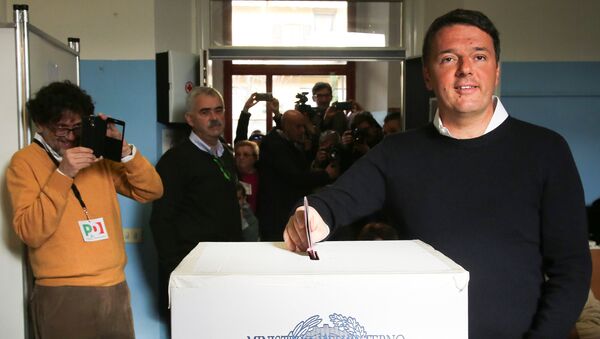 Премьер-министр Италии Маттео Ренци голосует на референдуме по конституционной реформе в Понтассиве, Северная Италия - Sputnik Грузия