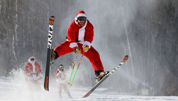 Лыжник в костюме Санты участвует в благотворительном заезде Санта-Клаусов на американском горнолыжном курорте River Resort в штате Мэн - Sputnik Грузия
