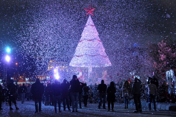 Люди у рождественской елки отмечают начало рождественских праздников в Згарте, Ливан - Sputnik Грузия
