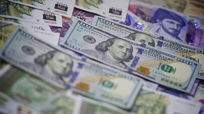 Купюры номиналом сто долларов и сто лари