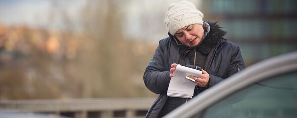 Работник CT Park выписывает штраф за нарушение правил парковки - Sputnik Грузия