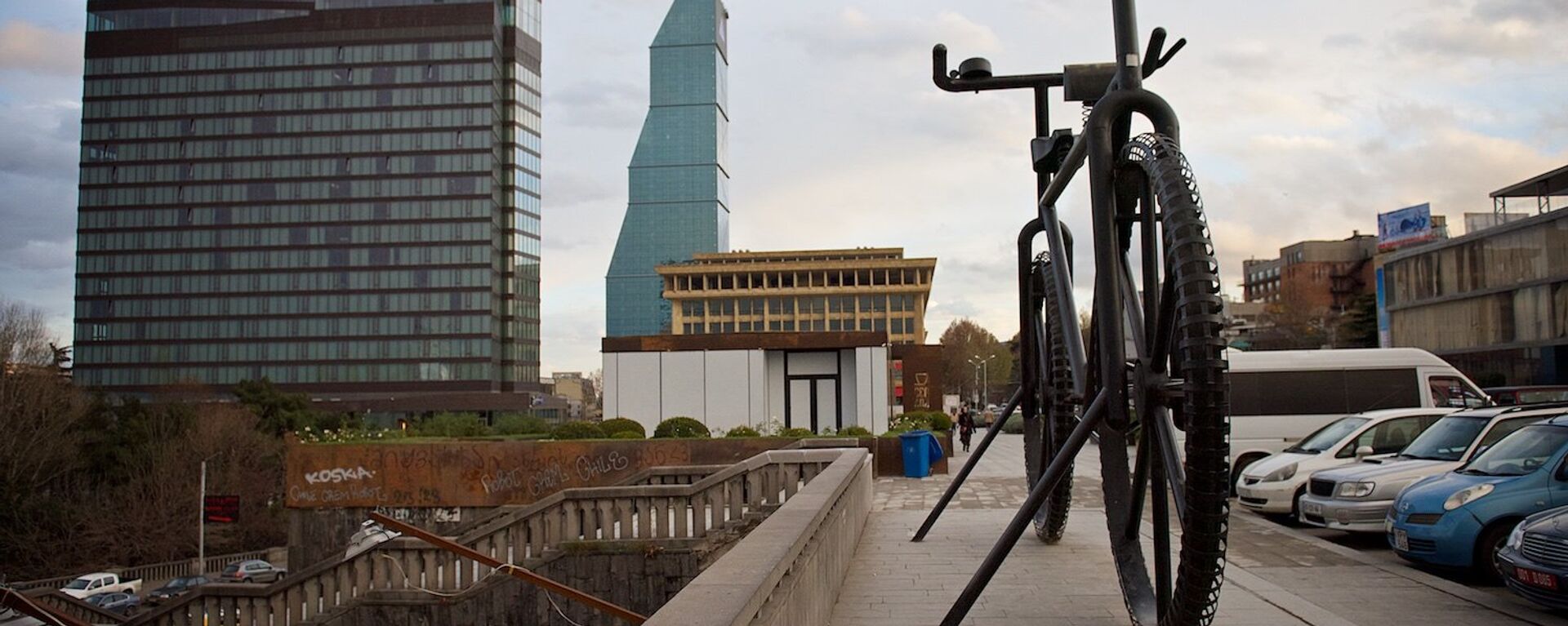 Памятник велосипеду и здоровому образу жизни на площади Революции роз в Тбилиси - Sputnik Грузия, 1920, 15.06.2019