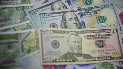 Купюры достоинством пятьдесят и сто долларов и пятьдесят лари