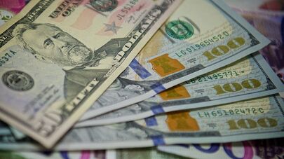 Купюры достоинством пятьдесят и сто долларов и сто лари