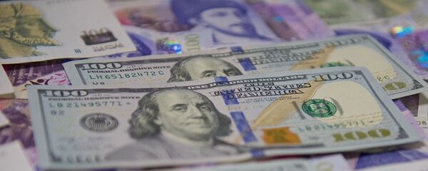 Купюры достоинством сто долларов и сто лари - Sputnik Грузия