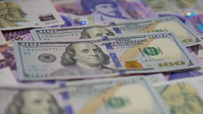 Купюры достоинством сто долларов и сто лари