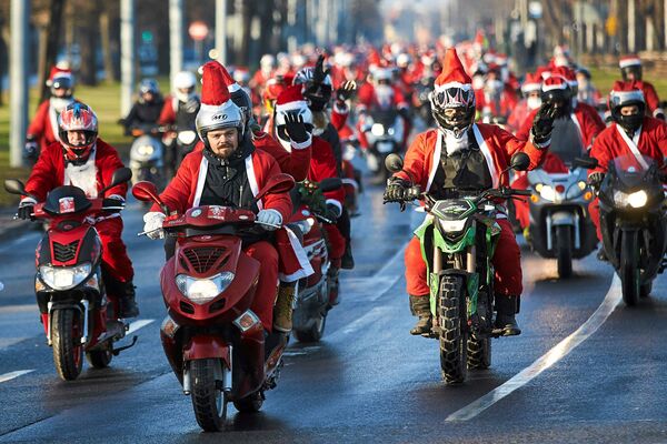 Сотни мотоциклистов, одетых Санта Клаусами, проехали по улицам Гданьска в Польше - Sputnik Грузия