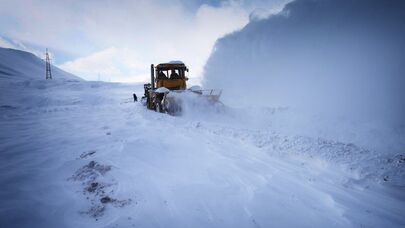 Работы по расчистке Военно-Грузинской дороги на отрезке Гудаури-Коби