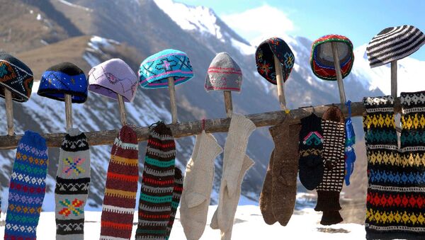 Грузинские шапки и вязанные шерстяные носки, продающиеся у поселка Гудаури - Sputnik Грузия