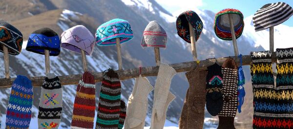 Грузинские шапки и вязанные шерстяные носки, продающиеся у поселка Гудаури - Sputnik Грузия