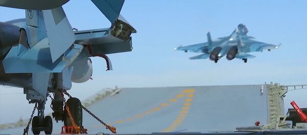Истребитель Су-33 производит взлет с палубы тяжёлого авианесущего крейсера Адмирал Флота Советского Союза Кузнецов у берегов Сирии в Средиземном море - Sputnik Грузия