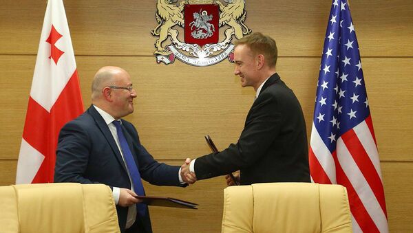 Заместитель помощника министра обороны США Майкл Карпентер и министр обороны Грузии Леван Изория подписали соглашение - Sputnik Грузия