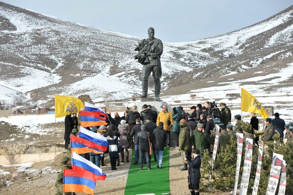 После завершения спасательных работ в Спитаке был открыт памятник советским воинам – ликвидаторам последствий землетрясения 1988 года - Sputnik Грузия