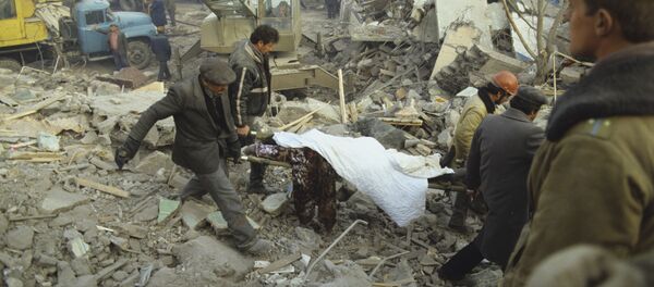 Всего в спасательных работах, помимо добровольцев, принимали участие свыше 20 тысяч солдат и офицеров, при расчистке завалов использовалось более трех тысяч единиц военной техники. По всему СССР активно проводился сбор гуманитарной помощи.  - Sputnik Грузия