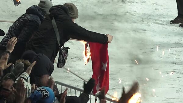 Украинские болельщики подожгли флаг Турции на матче Лиги чемпионов - Sputnik Грузия