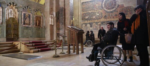 Люди с ОВЗ в одном из храмов в Мцхета - Sputnik Грузия