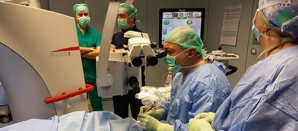 Грузинский хирург-офтальмолог Михаил Омиадзе во время операции в прямом эфире - Sputnik Грузия