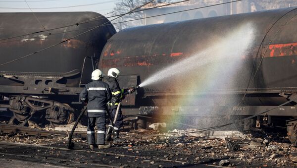 Пожарные работают на месте аварии на железной дороге в Хитрино, Болгария - Sputnik Грузия