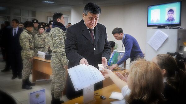 Премьер-министр Кыргызстана Сооронбай Жээнбеков проголосовал на референдуме - Sputnik Грузия