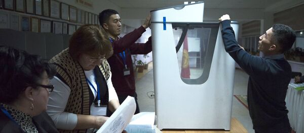 Подсчет голосов на избирательном участке после референдума о внесении изменений в конституцию Киргизии - Sputnik Грузия