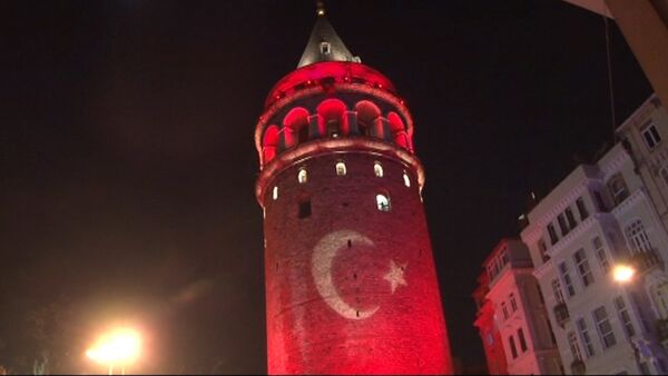 Башню в Стамбуле подсветили в цвет флага Турции в память о жертвах теракта - Sputnik Грузия