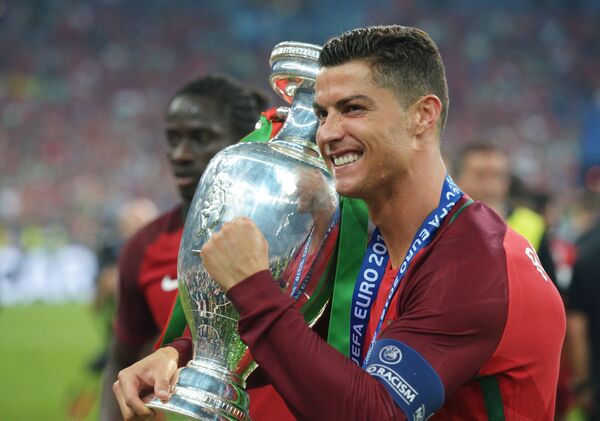 Игрок сборной Португалии Криштиану Роналду с кубком чемпионата Европы по футболу - 2016 - Sputnik Грузия