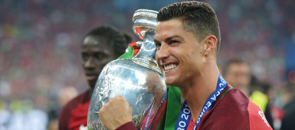 Игрок сборной Португалии Криштиану Роналду с кубком чемпионата Европы по футболу - 2016 - Sputnik Грузия