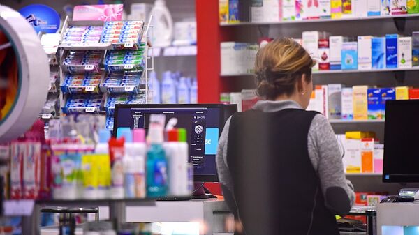 Женщина в аптеке покупает лекарства - Sputnik Грузия