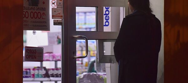 Девушка покупает ночью лекарства в круглосуточной аптеке - Sputnik Грузия