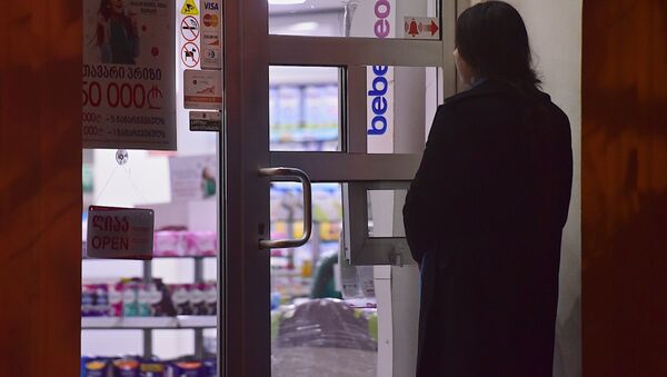 Девушка покупает ночью лекарства в круглосуточной аптеке - Sputnik Грузия