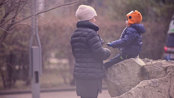 ბავშვი დედასთან ერთად პარკში - Sputnik საქართველო
