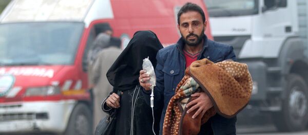 Мужчина несет ребенка с капельницейй в Алеппо, Сирия - Sputnik Грузия