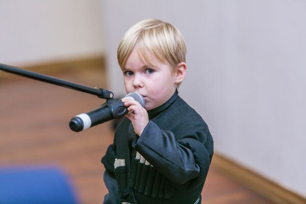 Маленький мальчик читает стихотворение на грузинском языке Маленький мальчик читает стихотворение на грузинском языке - Sputnik Грузия