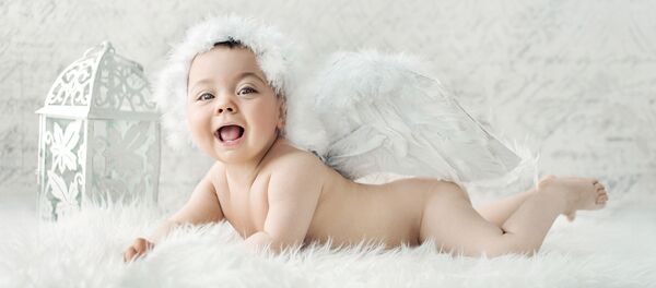 Новорожденный ребенок в костюме ангела - Sputnik Грузия