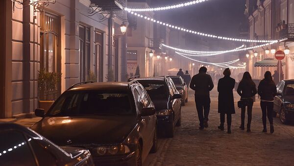 Люди вечером прогуливаются по проспекту Давида Агмашенебели - Sputnik Грузия