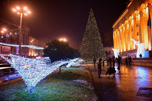 Главную новогоднюю елку Грузии устанавливают у здания парламента страны на проспекте Руставели - Sputnik Грузия