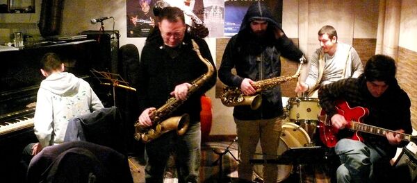 Группа музыкантов исполняет джазовые композиции - Sputnik Грузия