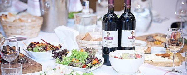 სადღესასწაულო სუფრა ქართული კერძებითა და ღვინით - Sputnik საქართველო