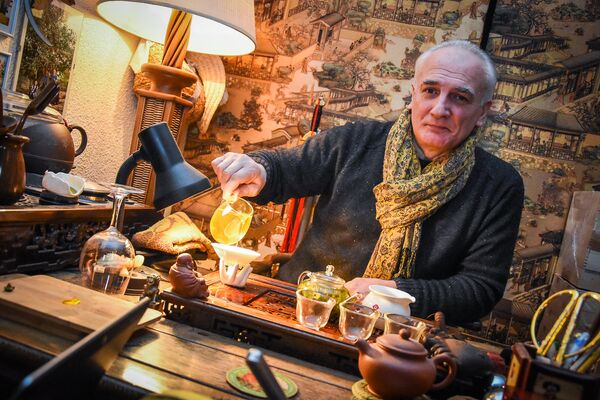 Основатель Музея чая - президент Ассоциации производителей органического чая Грузии Шота Битадзе. Много лет он занимается сохранением истории грузинского чаеводства и поиском новых экспонатов для своего музея - Sputnik Грузия