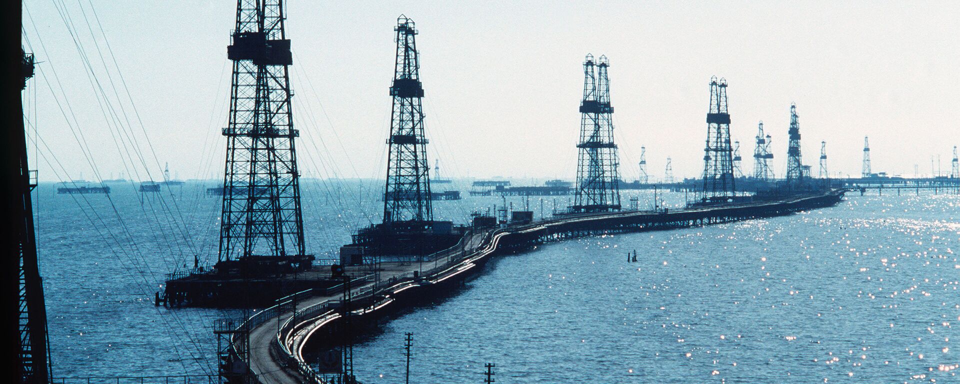Нефтяные вышки на Каспийском море в Азербайджане - Sputnik Грузия, 1920, 13.06.2022