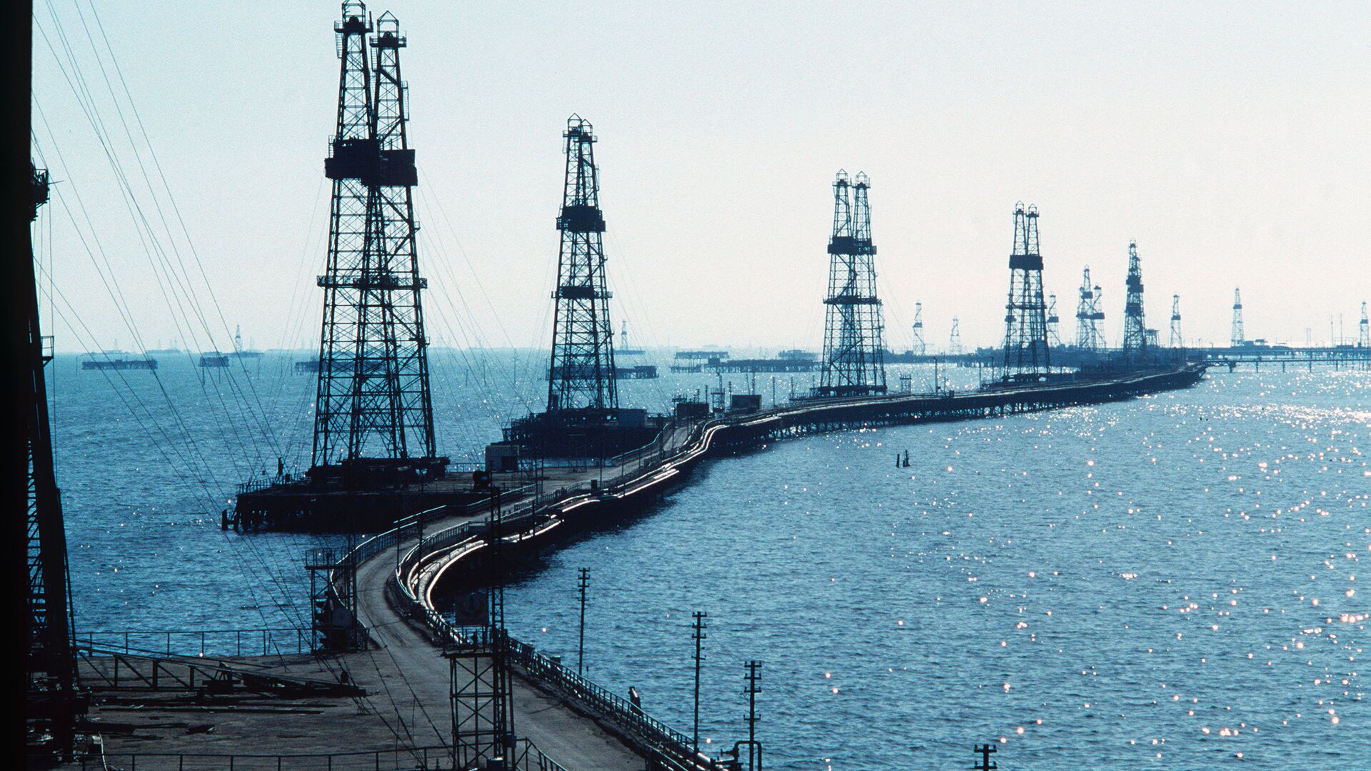 Нефтяные вышки на Каспийском море в Азербайджане - Sputnik Грузия, 1920, 14.07.2022