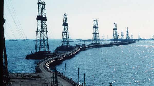 Нефтяные вышки на Каспийском море в Азербайджане - Sputnik Грузия