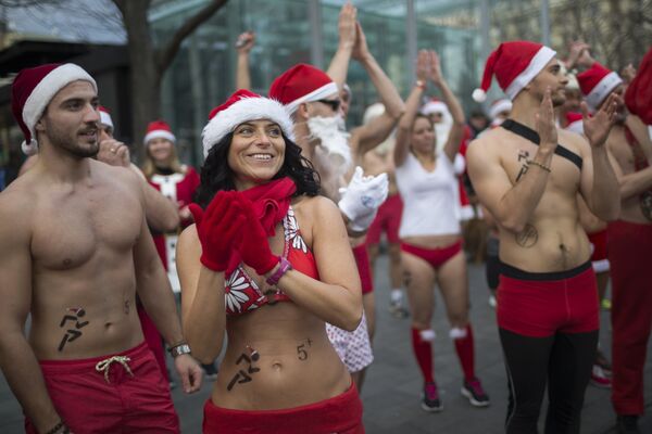 На участниках благотворительного забега в Будапеште были только шапочки Санта Клаусов и купальные костюмы - Sputnik Грузия