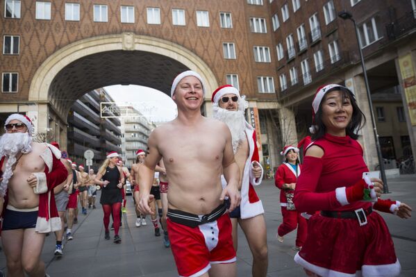 Пробегая по центральным улицам Будапешта, участники забега поздравляли прохожих с наступающим Рождеством - Sputnik Грузия